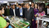 Phó Thủ tướng Thưòng trực Trương Hòa Bình tham quan sản phẩm của các nhà khoa học tại Techdemo 2019 Gia Lai. Ảnh: VGP