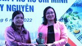 Phó Chủ tịch UBND TPHCM Phan Thị Thắng tặng quà lãnh đạo UBND tỉnh Kon Tum