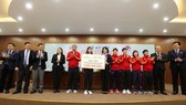 Các cô gái Vàng của bóng đá Việt Nam tiếp tục được tưởng thưởng từ thành công ở SEA Games 30. Ảnh: MINH HOÀNG