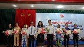 BTC trao giải nhất cho thí sinh Vũ Thị Thúy Hòa, Đoàn viên Chi đoàn giáo viên trường Phan Châu Trinh