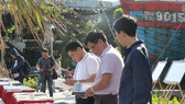 Người dân Đà Nẵng đến xem những tư liệu, hiện vật tại Nhà Trưng bày Hoàng Sa