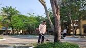 Thầy cô trường THPT Phạm Phú Thứ (TP Đà Nẵng) dọn dẹp vệ sinh trường học