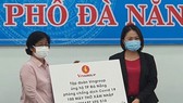 Bà Ngô Thị Kim Yến, giám đốc Sở Y tế Đà Nẵng tiếp nhận 100 máy thở xâm nhập VSMART VFS 510 của tập đoàn Vingroup