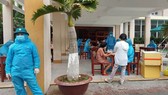 Nhân lực thực hiện lấy mẫu xét nghiệm là toàn bộ nhân lực ngành y tế Đà Nẵng với nòng cốt là Trung tâm Kiểm soát bệnh tật (CDC) TP Đà Nẵng