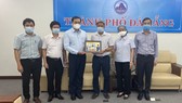 UBND TP Đà Nẵng gừi lời cảm ơn và tặng quà lưu niệm cho Đoàn công tác