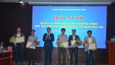 Chủ tịch UBND TP Đà Nẵng trao tặng bằng khen cho đại diện văn phòng Báo Sài Gòn Giải Phóng tại miền Trung đã có thành tích xuất sắc trong triển khai chương trình hợp tác truyền thông với các cơ quan báo chí giai đoạn 2017 - 2020