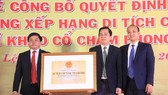 Phó Chủ tịch UBND thành phố Đà Nẵng Lê Quang Nam trao bằng xếp hạng cấp thành phố Di chỉ khảo cổ Chăm Phong Lệ