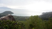 Thắng cảnh Làng Vân nhìn từ đèo Hải Vân