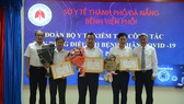Ông Nguyễn Trường Sơn, Thứ trưởng Bộ Y tế trao tặng bằng khen cho 3 tập thể có thành tích xuất sắc trong quá trình điều trị bệnh nhân Covid-19