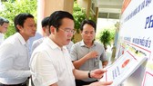 Phó Chủ tịch HĐND TP Đà Nẵng Lê Minh Trung kiểm tra thực tế điểm niêm yết danh sách cử tri tại các điểm bầu cử quận Ngũ Hành Sơn
