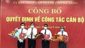 Ông Lê Trung Chinh, Chủ tịch UBND TP Đà Nẵng trao quyết định công tác cán bộ