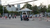 Lối vào Khu công nghiệp An Đồn (quận Sơn Trà, TP Đà Nẵng) được dựng rào chắn 