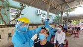 Lực lượng y tế xét nghiệm công nhân KCN Hòa Cầm (quận Cẩm Lệ, TP Đà Nẵng) vào sáng 16-5
