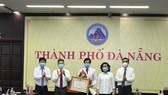 Lãnh đạo TP Đà Nẵng trao Bằng khen của Thủ tướng Chính phủ cho CDC Đà Nẵng