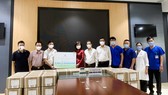 Công ty Đầu tư và phát triển DB - Tập đoàn Ecopark trao bảng tặng 5.000 lọ thuốc Remdesivir điều trị Covid-19 cho lãnh đạo TP Đà Nẵng