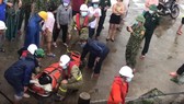 Sau hơn hai giờ vượt sóng to gió lớn, lực lượng cứu nạn hàng hải đã tiếp cận được đảo Cù Lao Chàm, tiến hành tiếp nhận bệnh nhân từ trạm xá