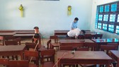 Giáo viên Trường THCS Nguyễn Tri Phương (xã Hòa Bắc, huyện Hoà Vang) vệ sinh lớp học, chuẩn bị điều kiện đón học sinh trở lại trường