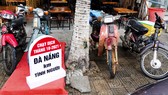Trước hội quán PDC, có đặt 4 chiếc xe cũ nát, tả tơi vì chạy dịch cùng với cột mốc có tên "Chạy dịch tháng 10-2021 - Đà Nẵng km tình người"