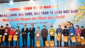 Chủ tịch nước Nguyễn Xuân Phúc trao quà Tết cho đại diện hộ nghèo, khó khăn do ảnh hưởng bởi dịch Covid-19