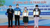 Ông Võ Ngọc Đồng trao Giải nhất Cuộc thi trực tuyến Thanh thiếu nhi với biển đảo quê hương