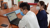 Bác sỹ Đặng Anh Đào đang tư vấn cho bệnh nhân F0