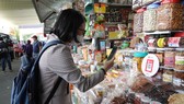 Người dân và tiểu thương tại các chợ thích thú với trải nghiệm mua sắm không dùng tiền mặt