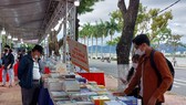 Nhiều sách đang được giảm giá thu hút người dân, sinh viên các trường