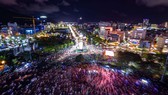 Hàng chục ngàn người dân, du khách tham gia lễ hội du lịch đường phố về đêm ở Quy Nhơn. Ảnh: DŨNG NHÂN