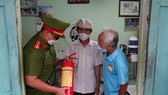 Công an phường Hải Châu 2 kiểm tra, hướng dẫn người dân sử dụng bình chữa cháy