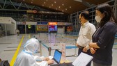 Du khách Hàn Quốc đăng ký test nhanh tại Sân bay quốc tế Đà Nẵng