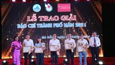 Lãnh đạo TP Đà Nẵng trao giải Nhất cho các tác giả