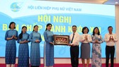 Bí thư Thành ủy Nguyễn Văn Quảng tặng quà lưu niệm cho đại diện lãnh đạo Hội LHPN Việt Nam
