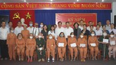 Phó Thủ tướng Thường trực Chính phủ Phạm Bình Minh cùng chụp ảnh lưu niệm với những người đang được phụng dưỡng tại Trung tâm Phụng dưỡng người có công cách mạng TP Đà Nẵng