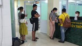 Nhân viên Ban Quản lý ATTP TP Đà Nẵng lấy thông tin từ đơn vị hướng dẫn tour