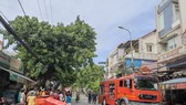 Lực lượng chức năng tiến hành chữa cháy