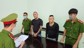 Cơ quan CSĐT Công an quận Hải Châu thực hiện lệnh bắt tạm giam Việt và lệnh cấm đi khỏi nơi cư trú đối với Phú