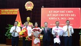 Ông Trần Phước Sơn (thứ 2 từ trái sang) và bà Nguyễn Thị Anh Thi được bầu làm Phó Chủ tịch HĐND TP Đà Nẵng. Ảnh: XUÂN QUỲNH