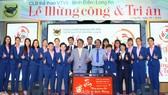 Thủ lĩnh Lê Quốc Phong và đội bóng VTV Bình Điền Long An tại lễ mừng công. Ảnh: DŨNG PHƯƠNG
