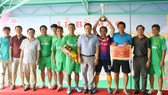 Ông Nguyễn Thanh Ngọc (áo trắng) - Phó Chủ tịch UBND tỉnh Tây Ninh trao thưởng cho đội vô địch hạng B.
