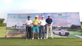 Golfer Trần Mạnh Hùng (áo vàng) nhận giải Hole-in-One đầu tiên trong năm 2018. Ảnh: GolfMaster
