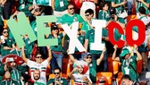 Người hâm mộ Mexico cuồng nhiệt trên khán đài. Ảnh: Reuters