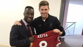 Naby Keita được thần tượng Steven Gerrard trao áo đấu.