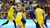 Các cầu thủ bóng rổ của Philippines và Australia ẩu đả trong trận đấu vòng loại World Cup 2019. Ảnh: AFP