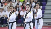 Châu Tuyết Vân (giữa) và các đồng đội ở đội tuyển quyền taekwondo nữ ra quân trong ngày 19-8. Ảnh: PHÚC NGUYỄN