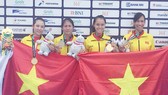 4 tay chèo nữ Việt Nam không giấu nổi hạnh phúc khi trở thành nhà vô địch Asiad 2018, tạo dấu ấn lịch sử cho rowing Việt Nam. Ảnh: NHẬT ANH