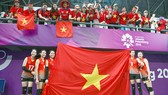Người hâm mộ Việt Nam đã đồng hành cùng đội tuyển bóng chuyền nữ trong chiến thắng 3-1 trước Indonesia. Ảnh: DŨNG PHƯƠNG