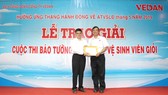 Ông Ko Chung Chih - Phó Tổng Giám đốc trao bằng khen và phần thưởng cho giải nhất báo tường cá nhân (ông Phạm Đức Tuấn - Xưởng nhiệt điện)