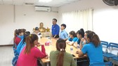 Sinh hoạt Chi đoàn Thanh niên tại Công ty TNHH Tân Hợp, KCN Lê Minh Xuân  - nơi đang thiếu cả chuyên trách Đảng và chuyên trách Đoàn