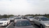 Trên đường cao tốc TPHCM - Long Thành - Dầu Giây, nhiều xe chạy vào làn đường dừng xe khẩn cấp (bên trong vạch kẻ liền màu trắng), vi phạm luật giao thông. Ảnh: MINH THANH