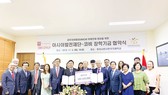 Chủ tịch HĐQT kiêm TGĐ Tập đoàn Xây dựng Hòa Bình Lê Viết Hải (thứ 4 từ phải sang ảnh trên và đứng giữa ảnh dưới) tham dự lễ trao học bổng